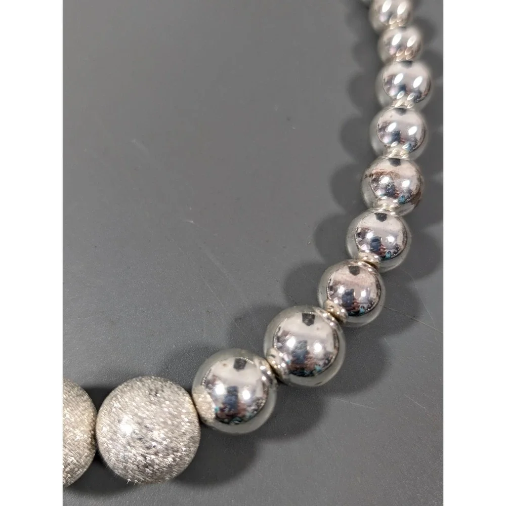 Silver Tone Textured Graduated Bead Necklace‎ Retro 19 in Elegant Lightweight